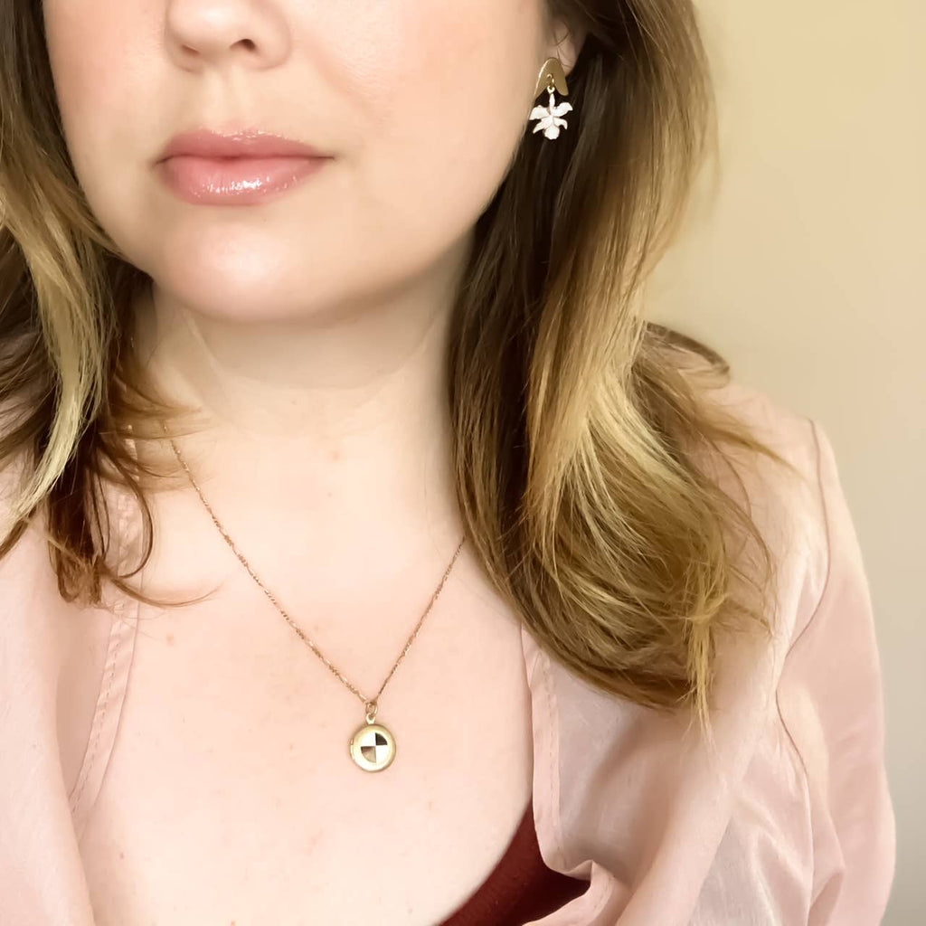 Checkered Shell Locket Necklace: 19"